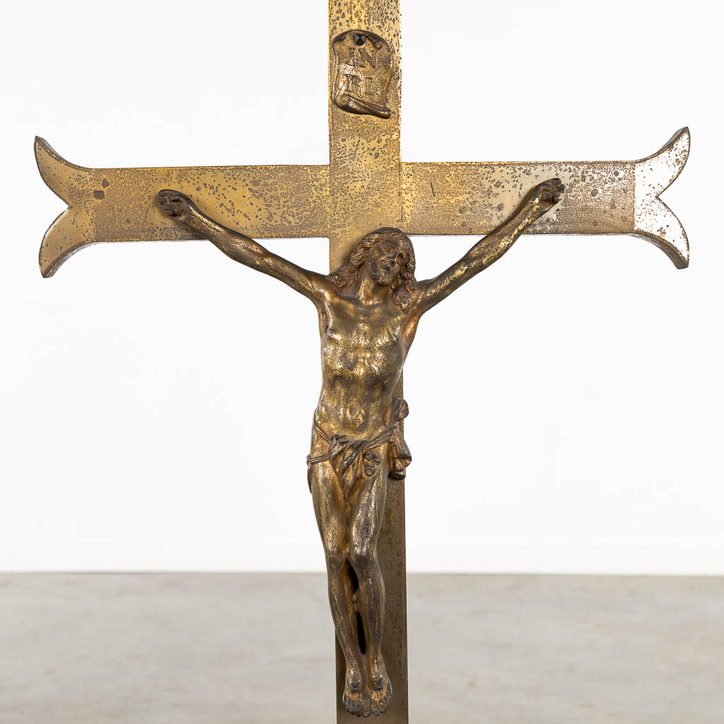 A large altar crucifix with four candlesticks, bronze. (W:35 x H:85 cm)