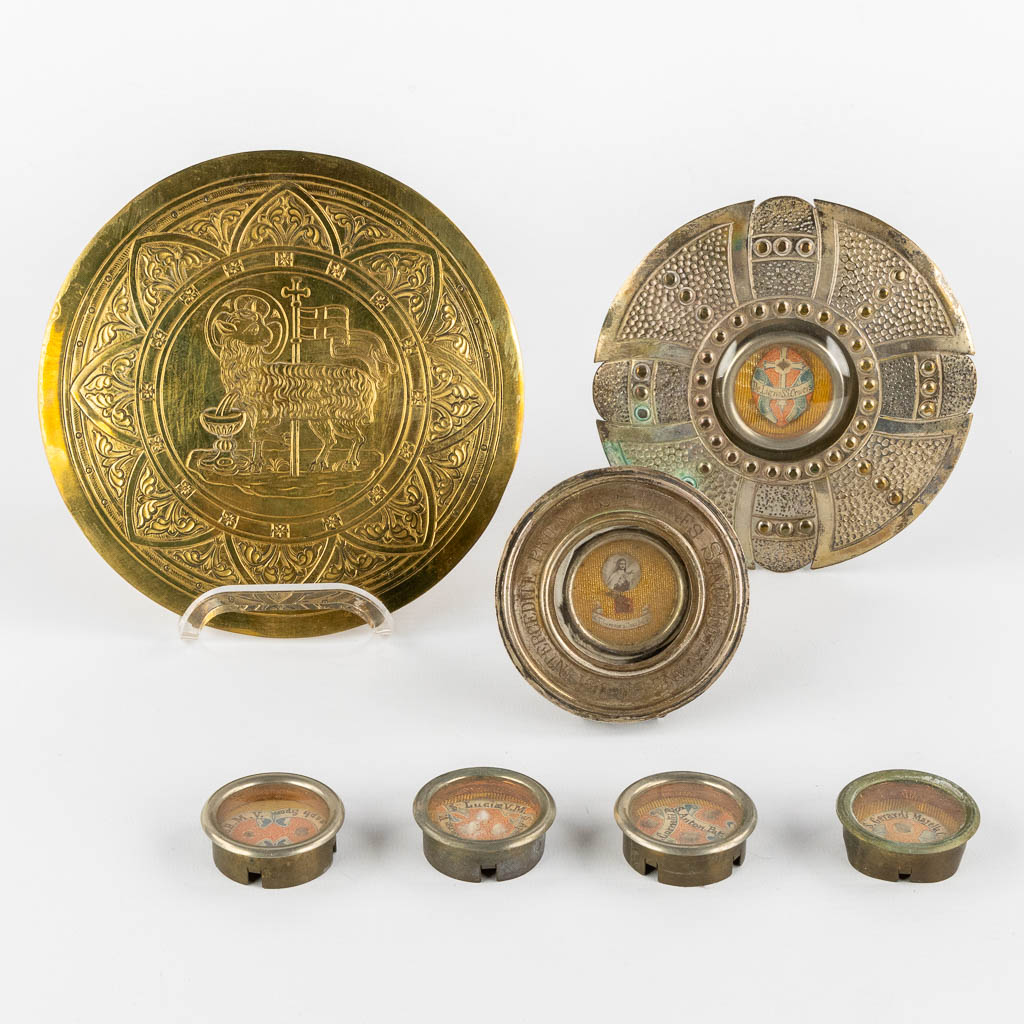 Six Sealed theca with relics for the 'True Cross', 'Theresia à Jesu Infante', and others. (D:15 cm)