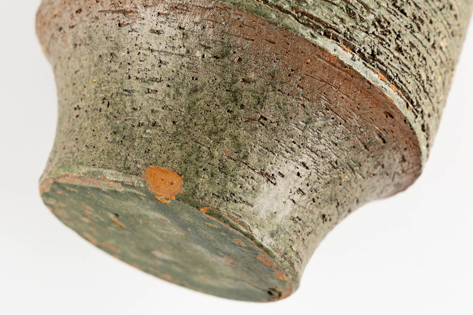 Amphora of Keramar, een grote groene vaas, geglazuurde keramiek. (H:53 x D:14 cm)