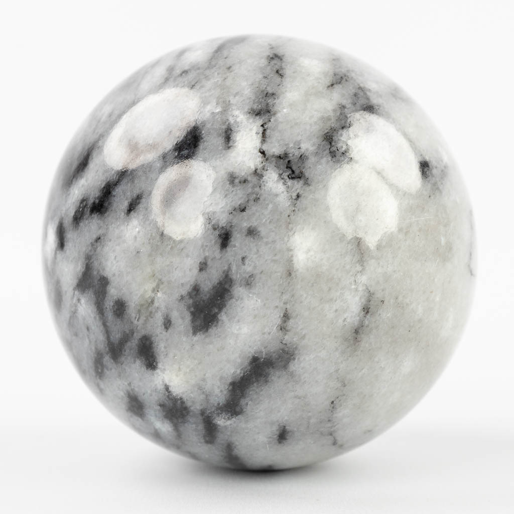 A set of 4 balls made of natural stone and marble. 20th C.  (D:9 cm)