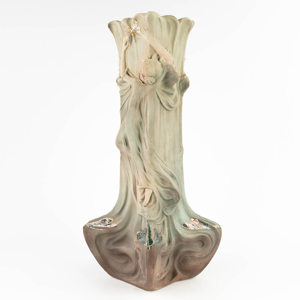 fonds verdieping De kerk F. Florain voor Ceramique Charenton, een grote vaas in Art Nouveau stijl.  Circa 1900. (L: 27 x W: 28 x H: 67 cm) | Flanders Auctions