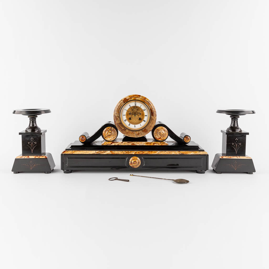 A three-piece mantle garniture clock and side pieces, marble. Circa 1900. (L:15 x W:54 x H:30 cm)