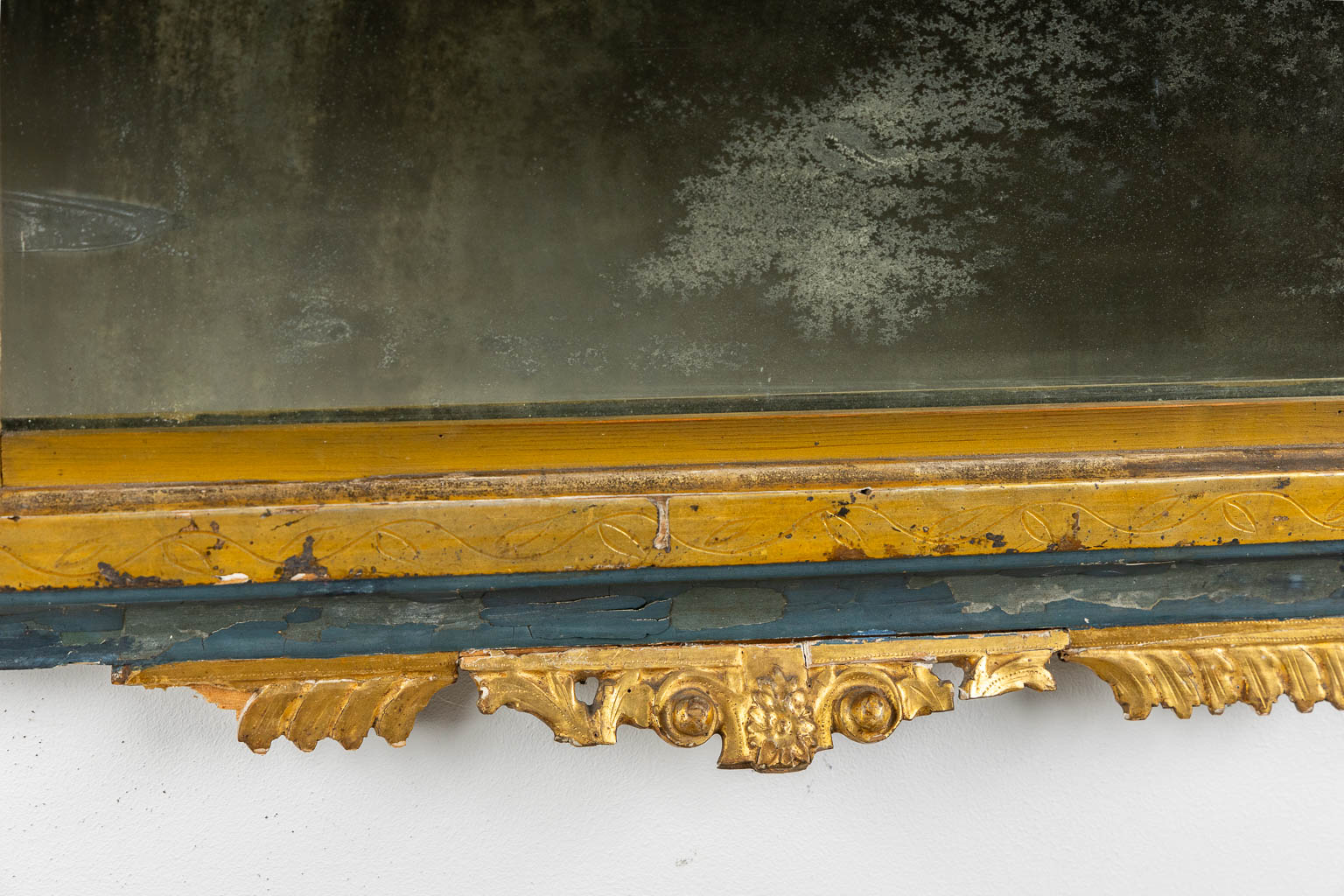 An antique mirror, gilt and patinated wood, late 18th, early 19th C. (W:84 x H:114 cm)