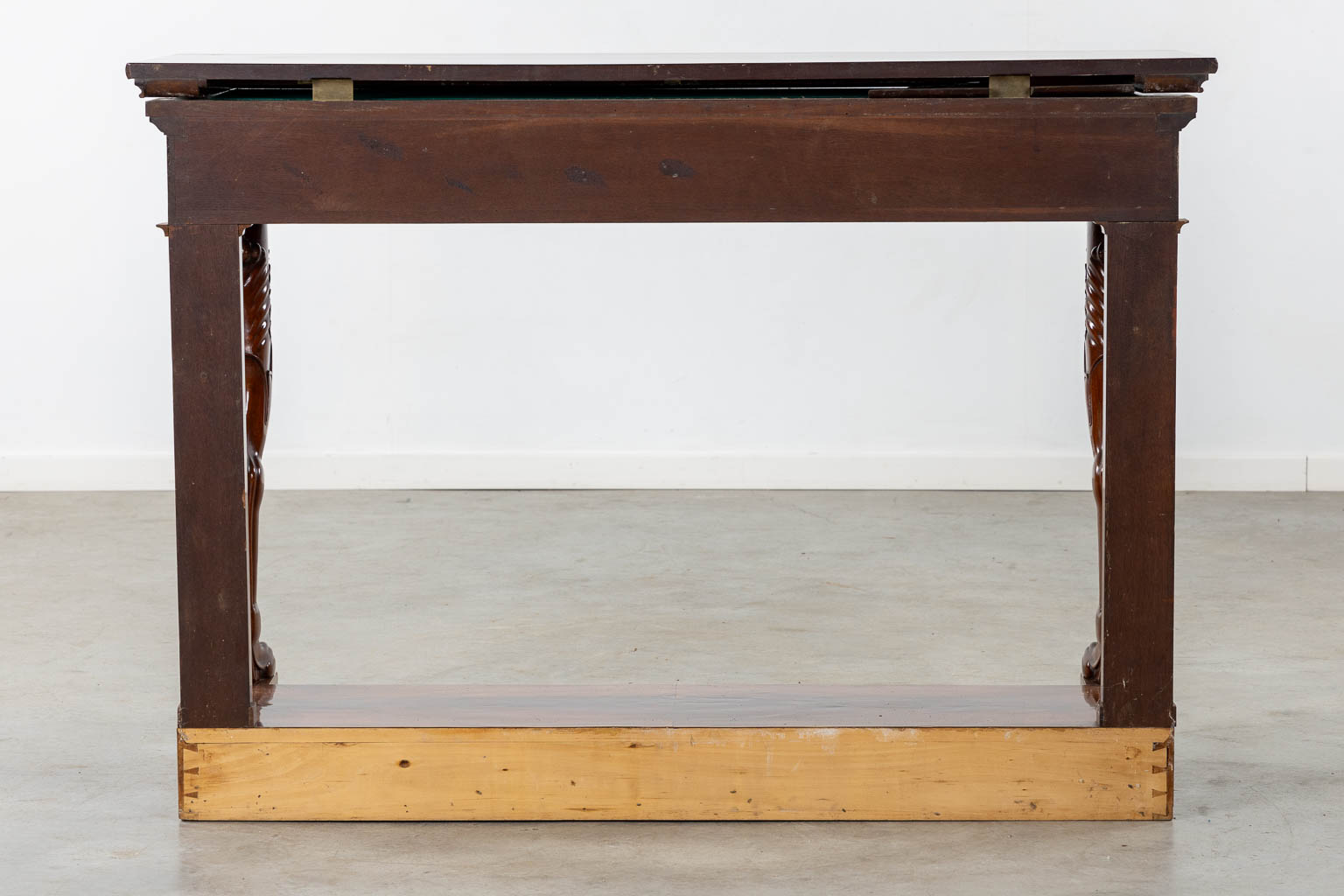 A sculptured mahogany console table with display cabinet, 19th C. (L:51 x W:135 x H:95 cm)