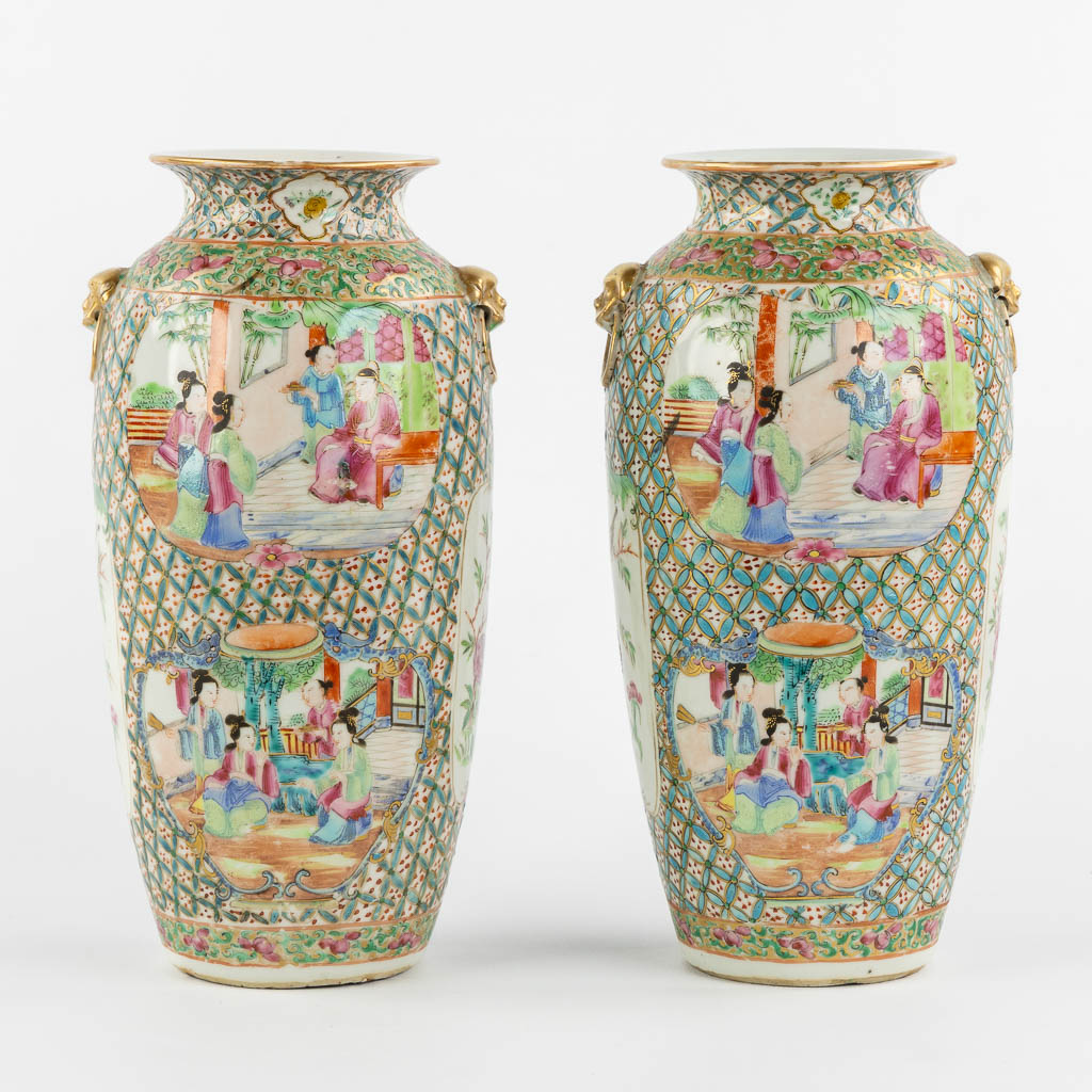 A pair of Chinese Canton vases with a fine decor, 19th C. (H:24 x D:12 cm)