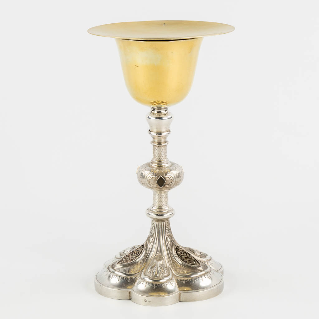 Louis Gilles et Cie, A Gothic Revival Chalice and paten, silver, 950/1000. 546g. (H:27 x D:14,5 cm)