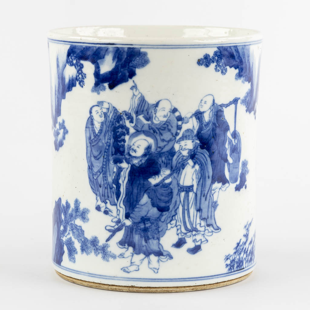 Een Chinese blauw-witte pot met decor van wijzen. 19de eeuw. (H:22 x D:20 cm)