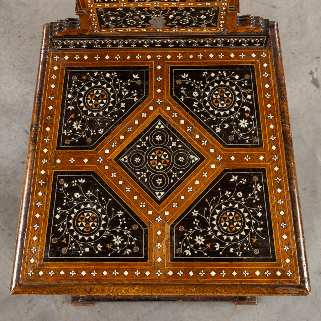 Een Syrische tafel met twee bijhorende stoelen, Marqueterie en koper inleg, 19de eeuw. (L:87 x W:121 x H:80 cm)