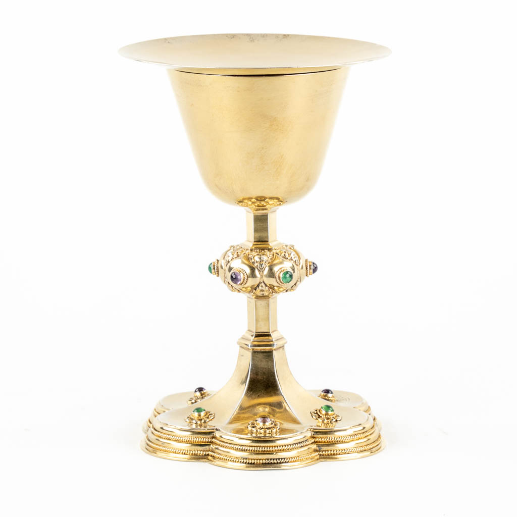 Blunt & Wray Ltd, a silver chalice with paten and spoon, Gothic Revival. London, 1923, 521g. 