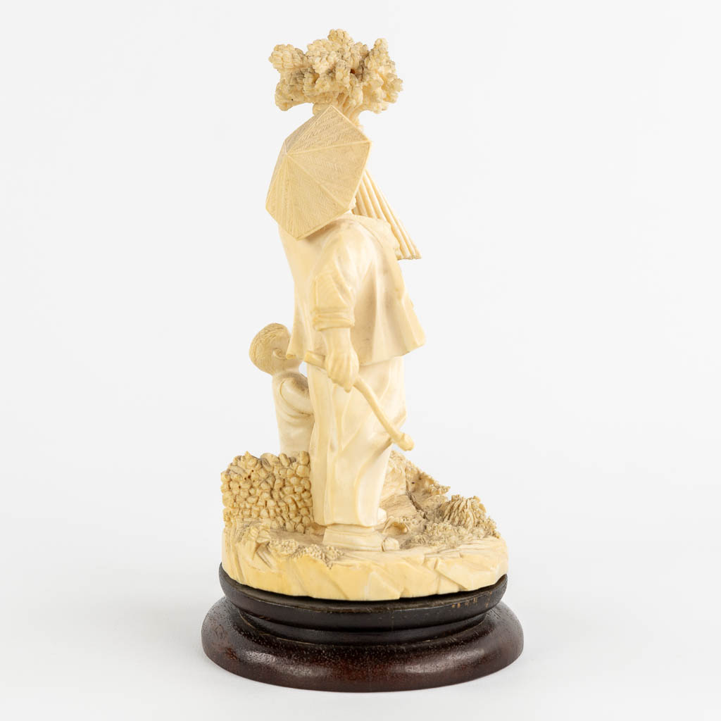 An antique Chinese ivory sculpture 