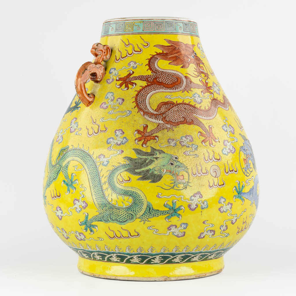 Een grote gele Chinese vaas met drakendecor, Kangxi merk. 19de eeuw. (H:47 x D:37 cm)