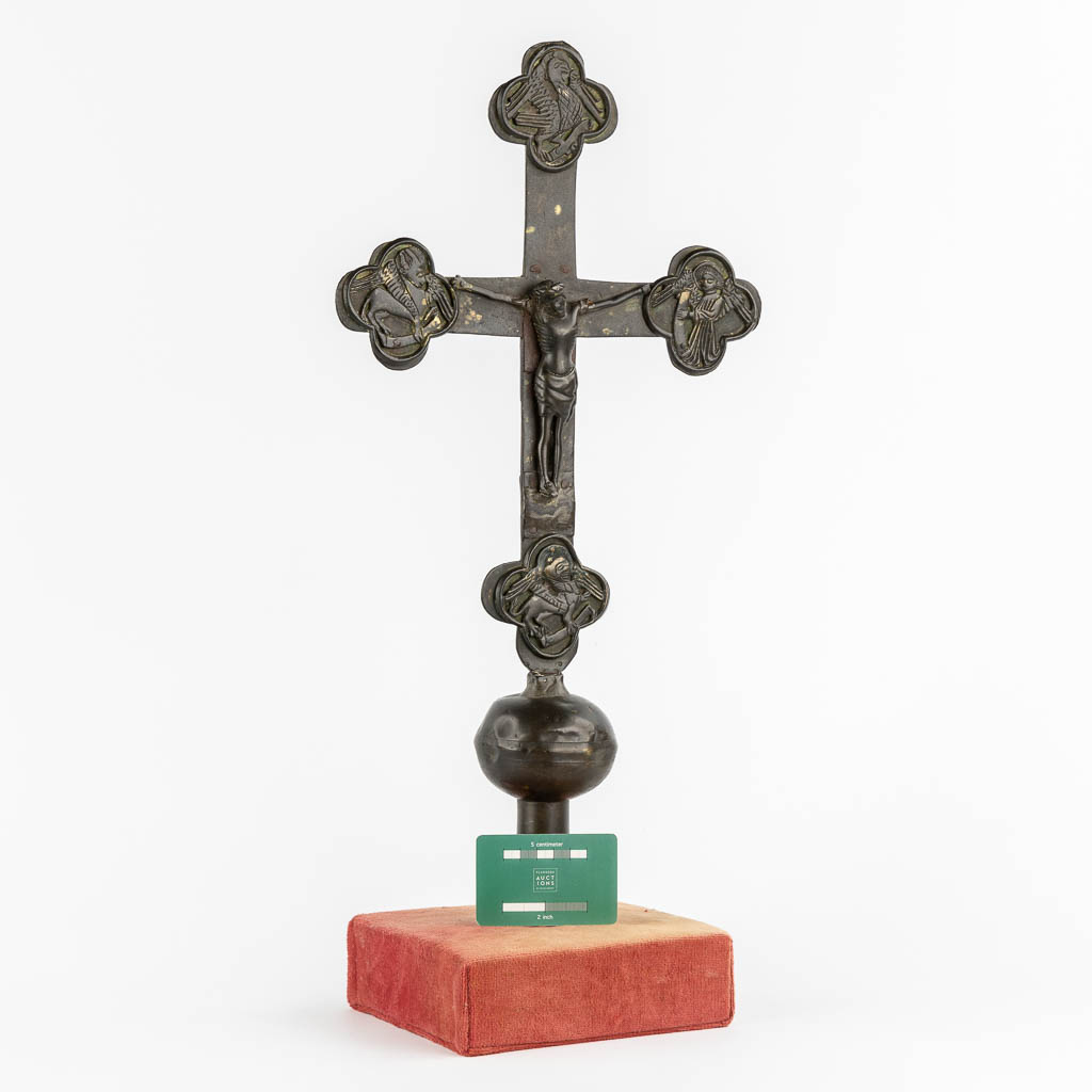 A processional crucifix, bronze. End of the 14th C. (W:28,5 x H:53,5 cm)