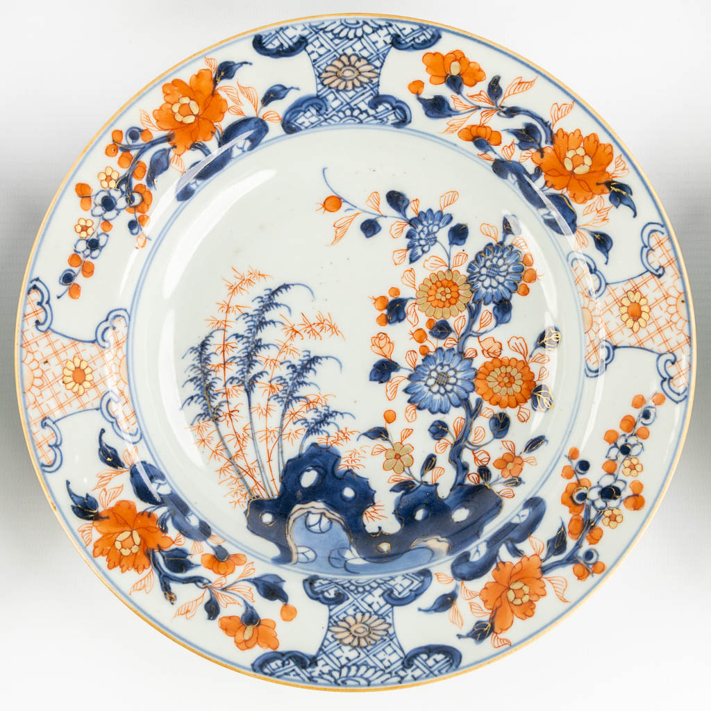 Negen Chinese Imari stijl borden met een floraal decor. 18de eeuw. (D:23 cm)