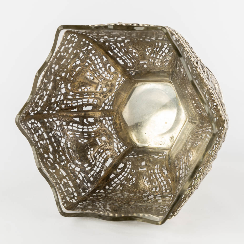 A anjoured silver bonbonière with a crystal liner, Germany, 800/1000. 429g. (L:17 x W:17 x H:20,5 cm)