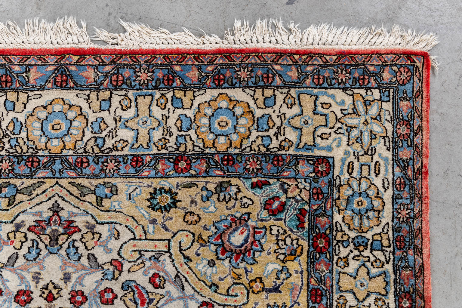 A Persian hand-made carpet, Sarough/Sarouk. (L:210 x W:139 cm)