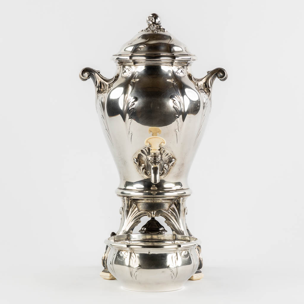 Boucheron Paris, een uitzonderlijk zilver koffie- en theeservies met samovar. 950/1000. 9,289 kg. (L:49 x W:69,5 x H:37 cm)