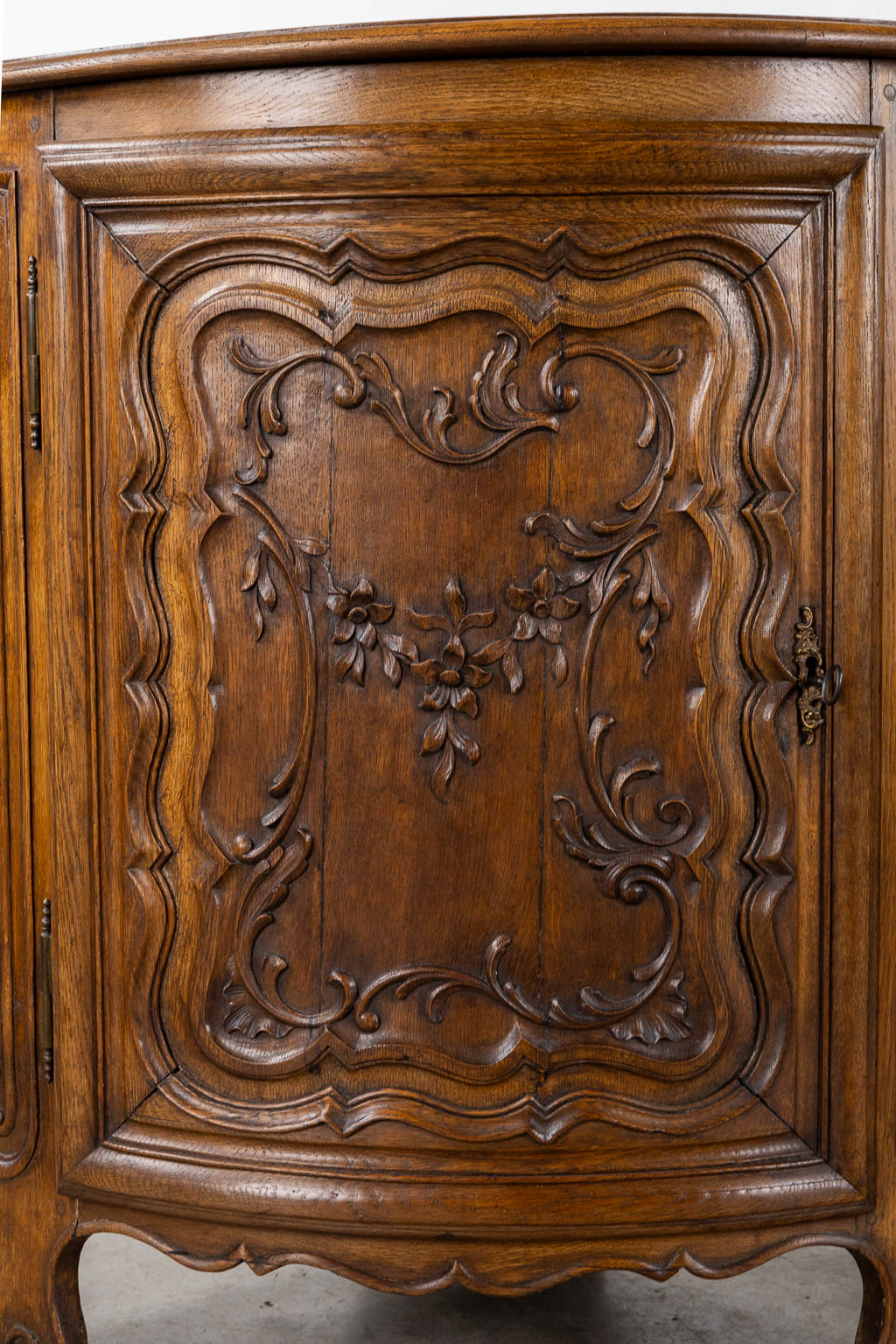 A pair of corner cabinets, sculptured oak, Louis XV stijl. 19de eeuw. (L:63 x W:63 x H:97 cm)