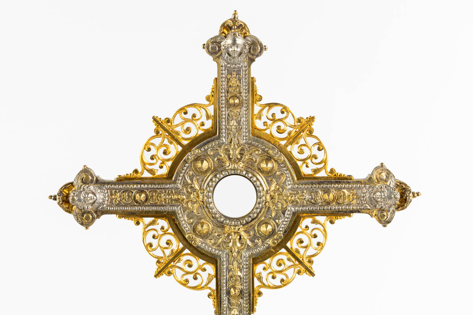 A double faced reliqary crucifix or Monstrance, bronze in Baroque style. 19th C. (W:22,5 x H:41 cm)