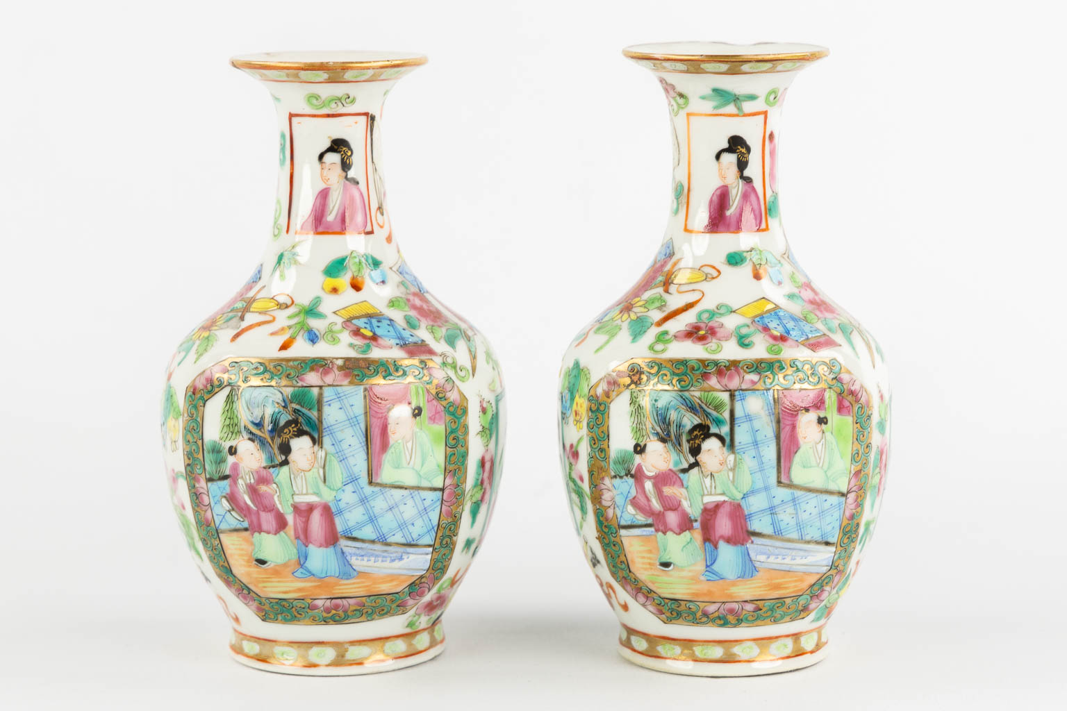 A collection of Chinese porcelain, Blue-white, Canton, Famille Rose and Imari. 18th/19th C. (D:29 cm)