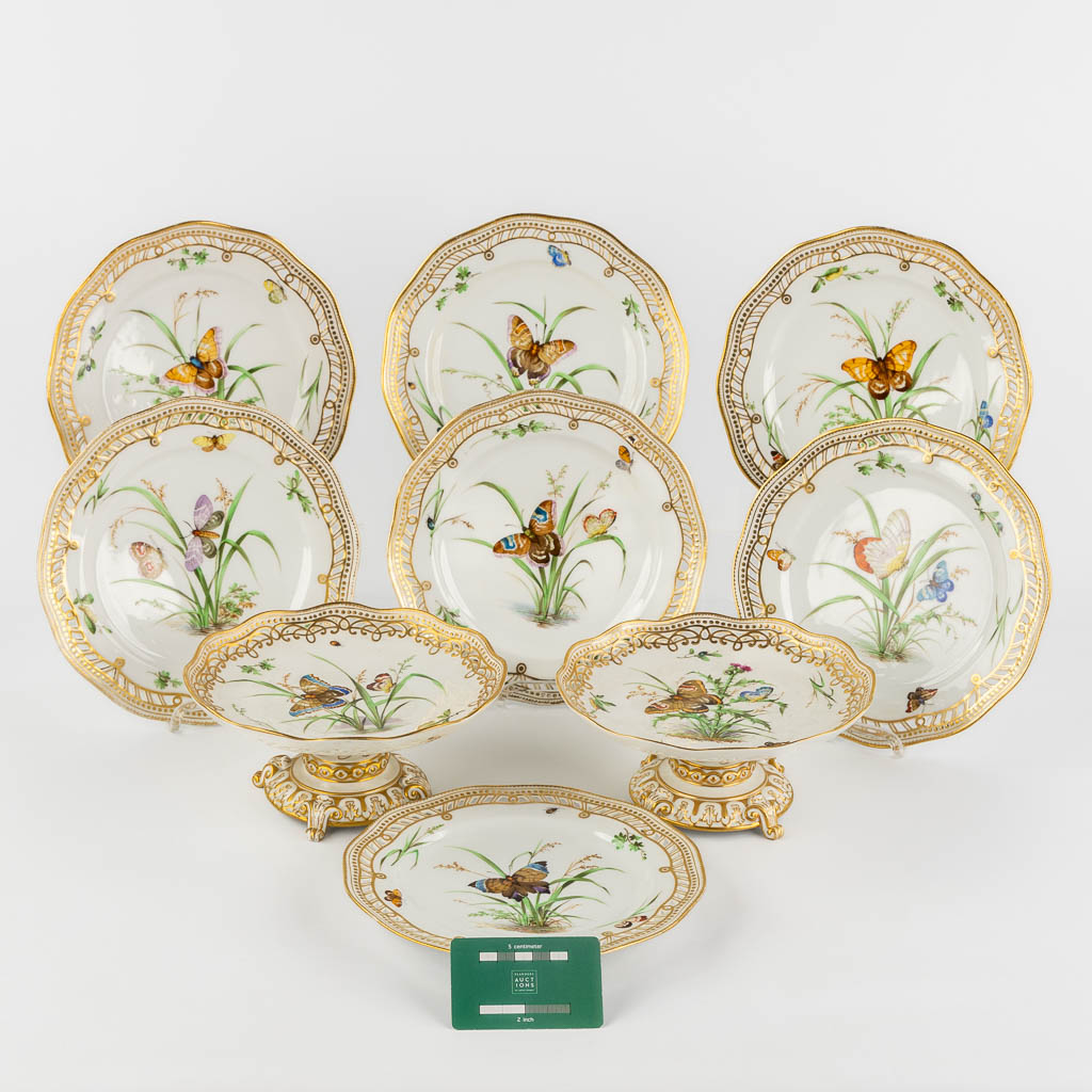 Royal Copenhagen, 7 plates and two Tazza, polychrome porcelain with a hand-painted decor. (D:22 cm)