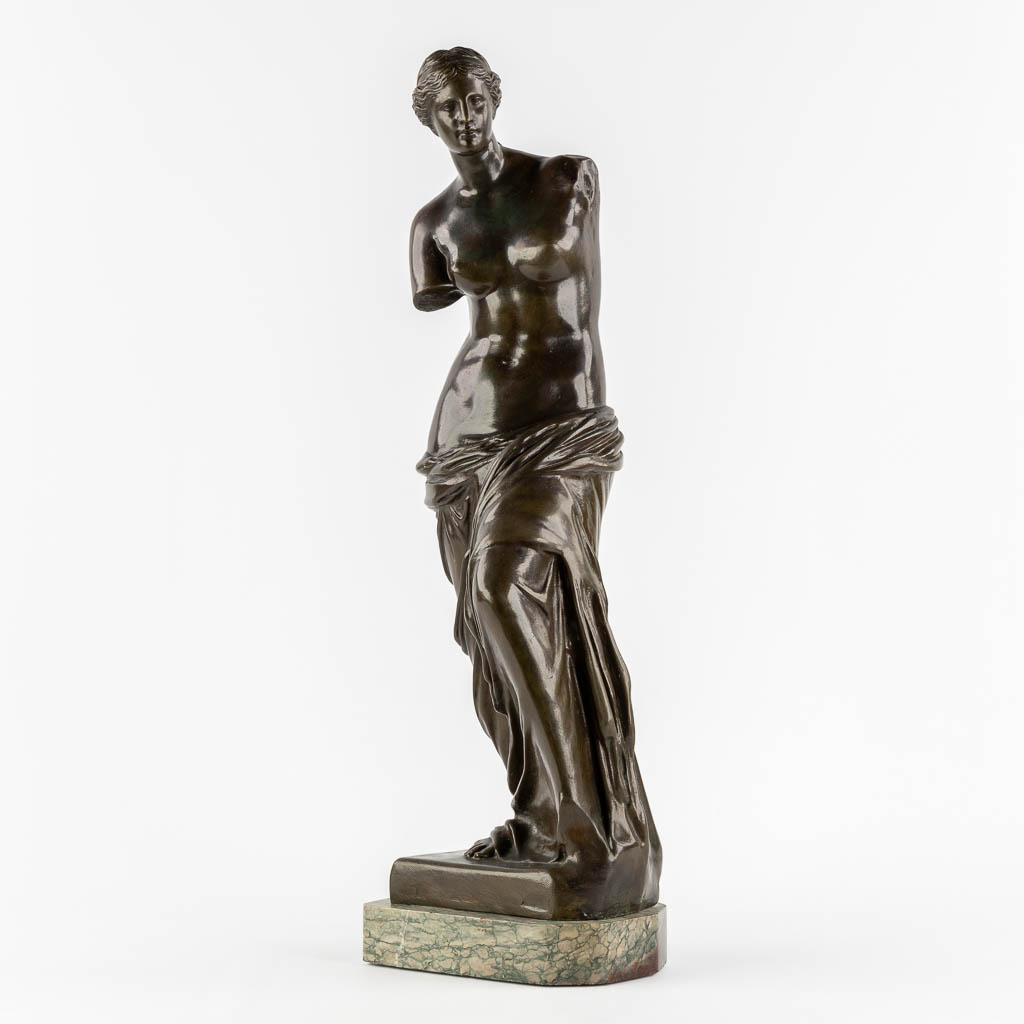 Venus van Milo, gepatineerd brons op marmer. (L:18 x W:23 x H:75 cm)