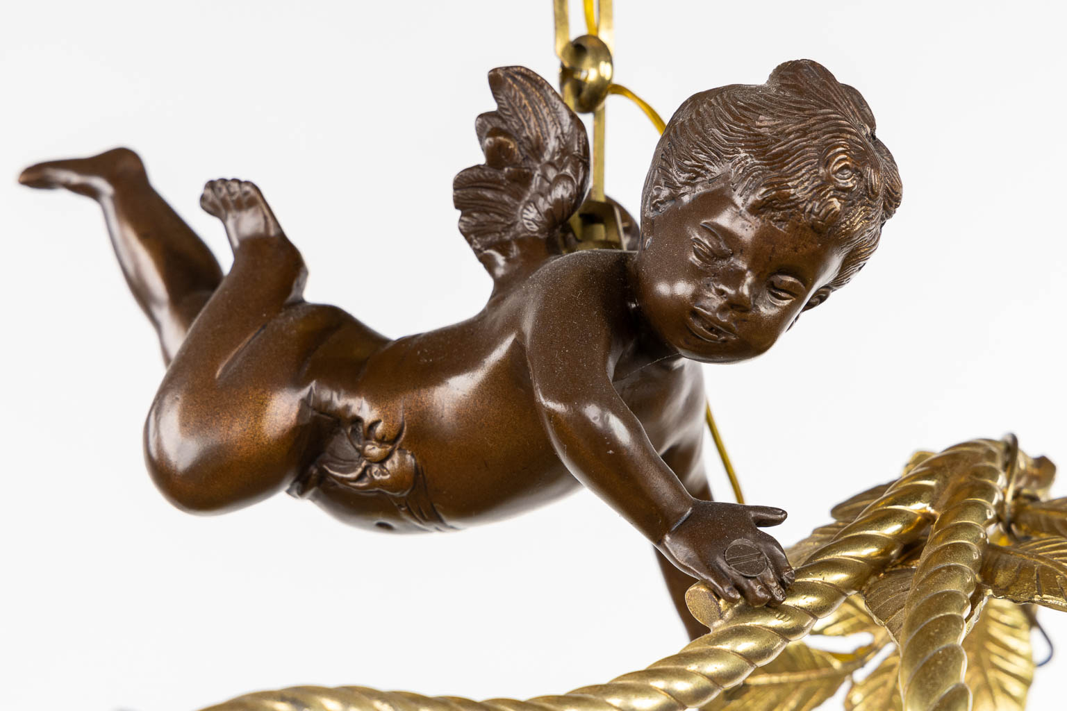 Een decoratieve luchter met een putti en glazen rozen. (L:39 x W:44 x H:57 cm)