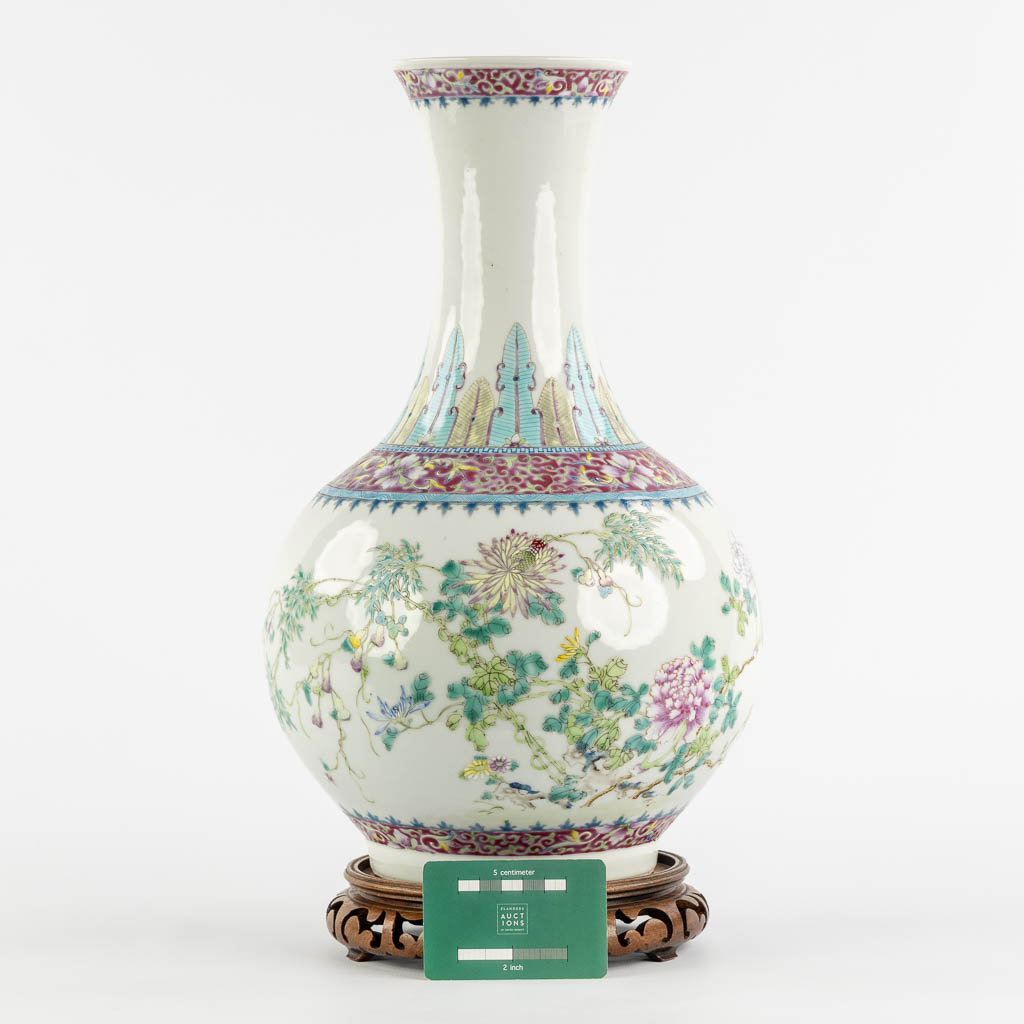 A Chinese vase with a floral decor, late republic, circa 1900. (H:39 x D:21 cm)