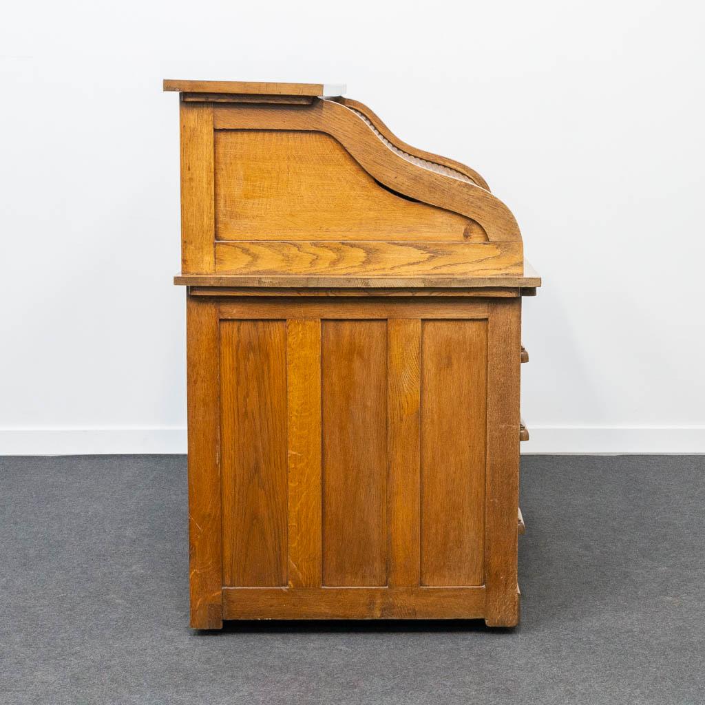 A wood American rolltop desk. (L:123 x W:75 x H:116 cm)