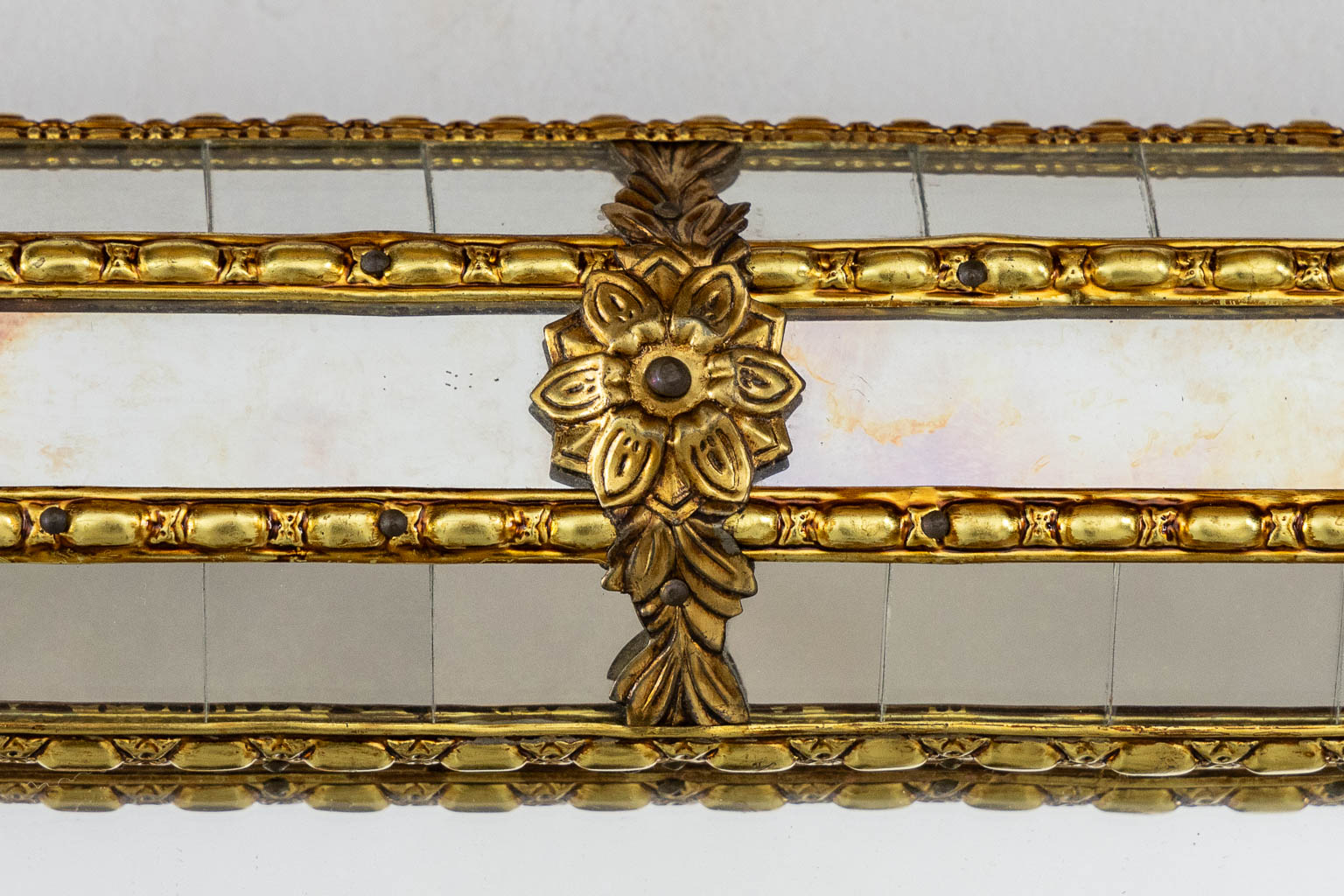 Three mirrors, of which one is marked Deknudt. (W:86 x H:151 cm)