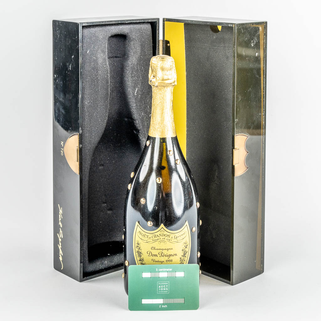 1998, Dom Perignon Editie 'Karl Lagerfeld' in de originele doos.