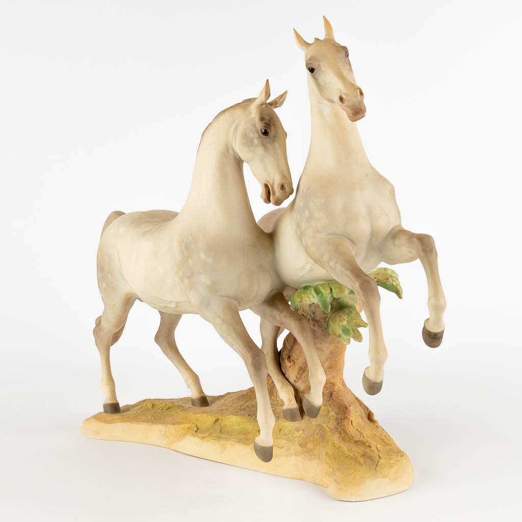 Hans ACHTZIGER (1918-2003) twee paarden, biscuit porselein voor Hutschenreuther. 20ste eeuw. (L:20 x W:41 x H:36 cm)