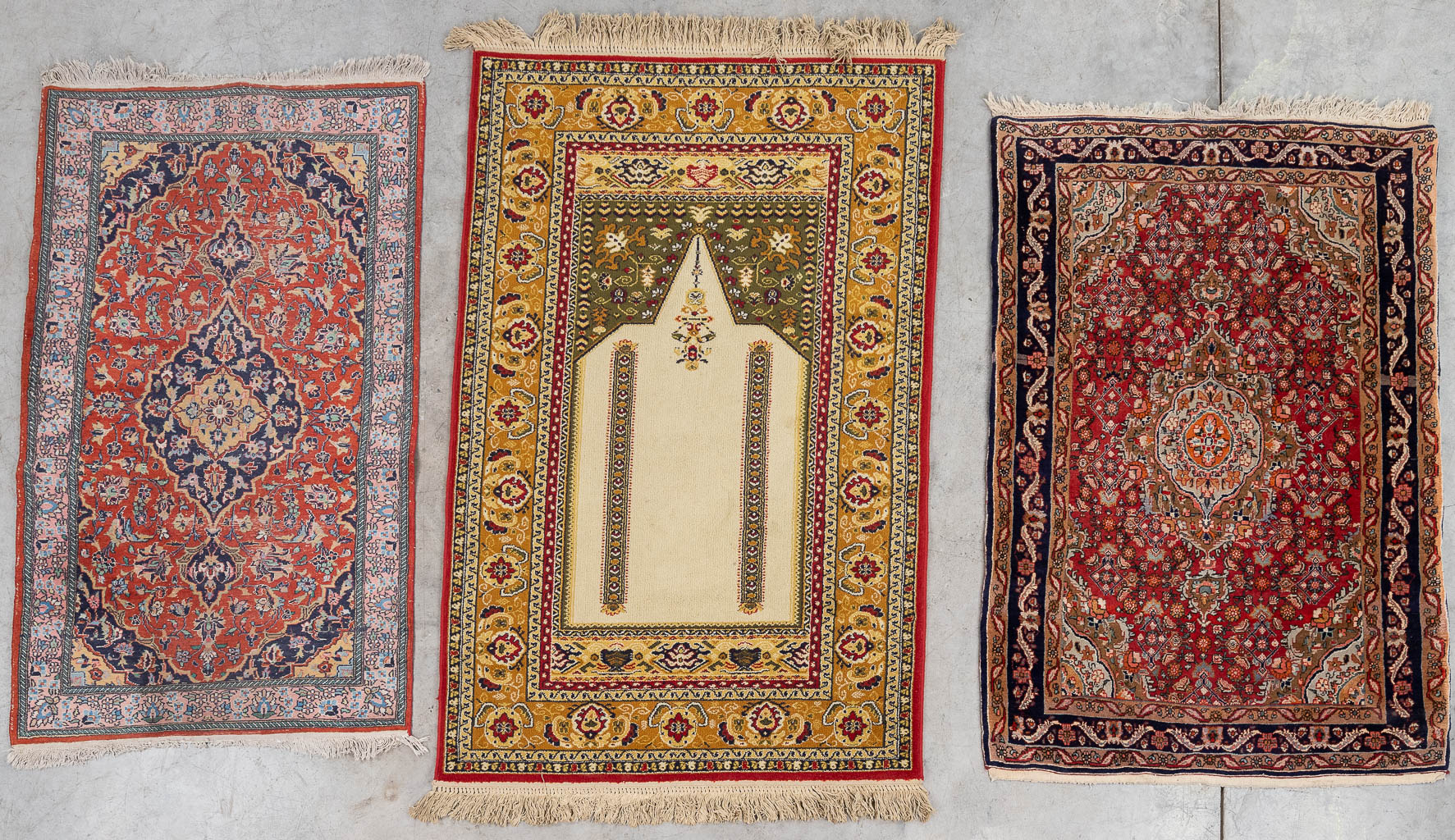 Een collectie van 3 Oosterse, handgeknoopte tapijten. Kashan en een bidtapijt. (L:180 x W:119 cm)