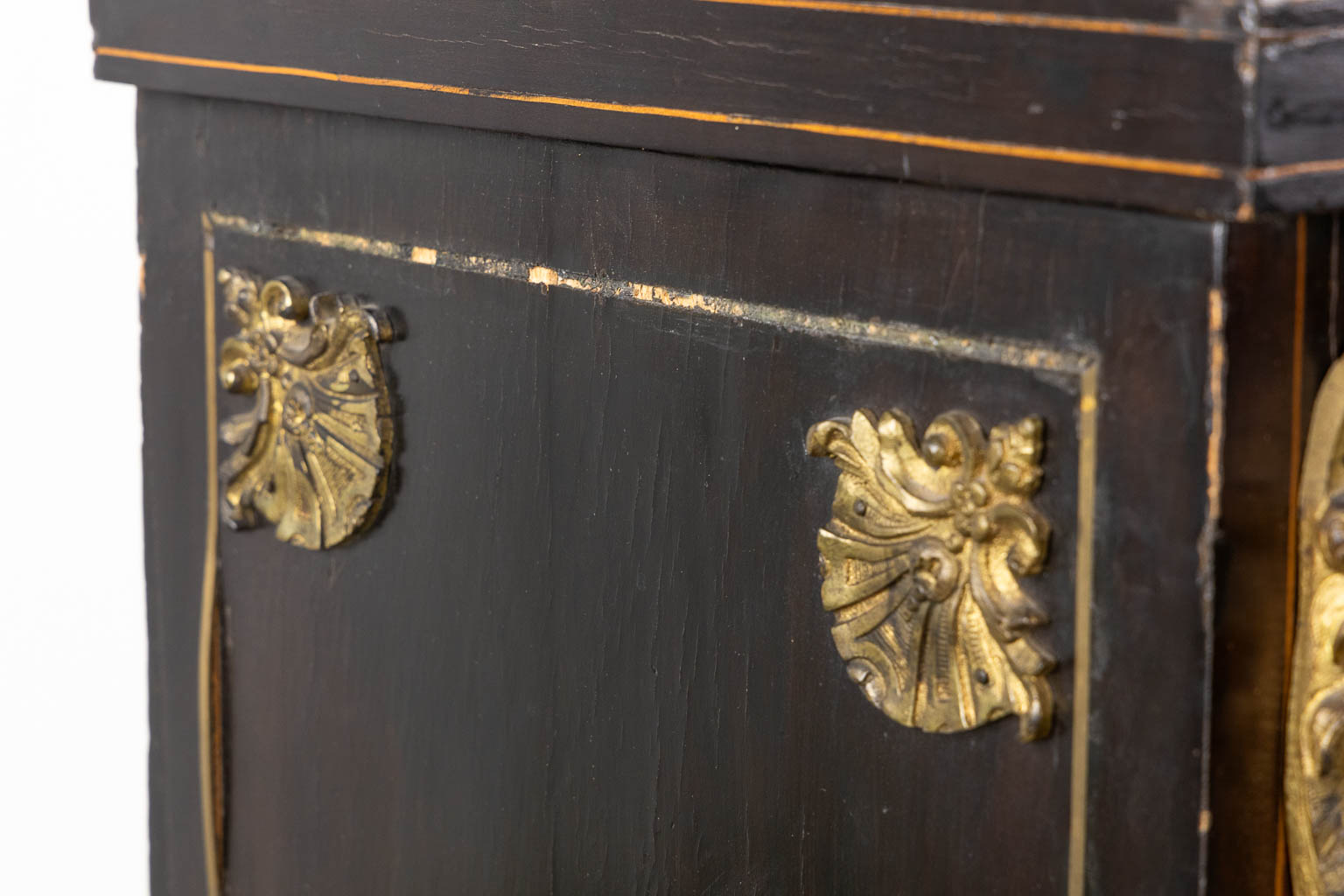 A low display cabinet, mounted with bronze putti, Boulle, Napoleon 3. 19th C. (L:36 x W:83 x H:109 cm)