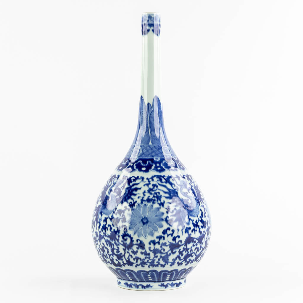 A large Chinese vase, blue-white with a floral decor. (H:61 x D:24 cm)