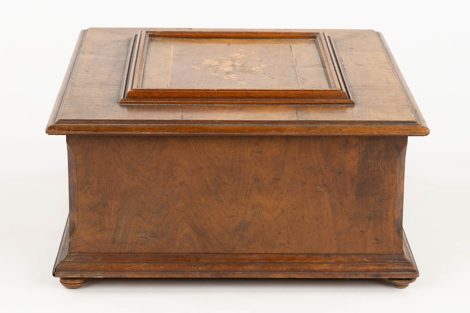 Polyphon, a music box in a wood chest. 10 records. (L:47 x W:54 x H:23 cm)