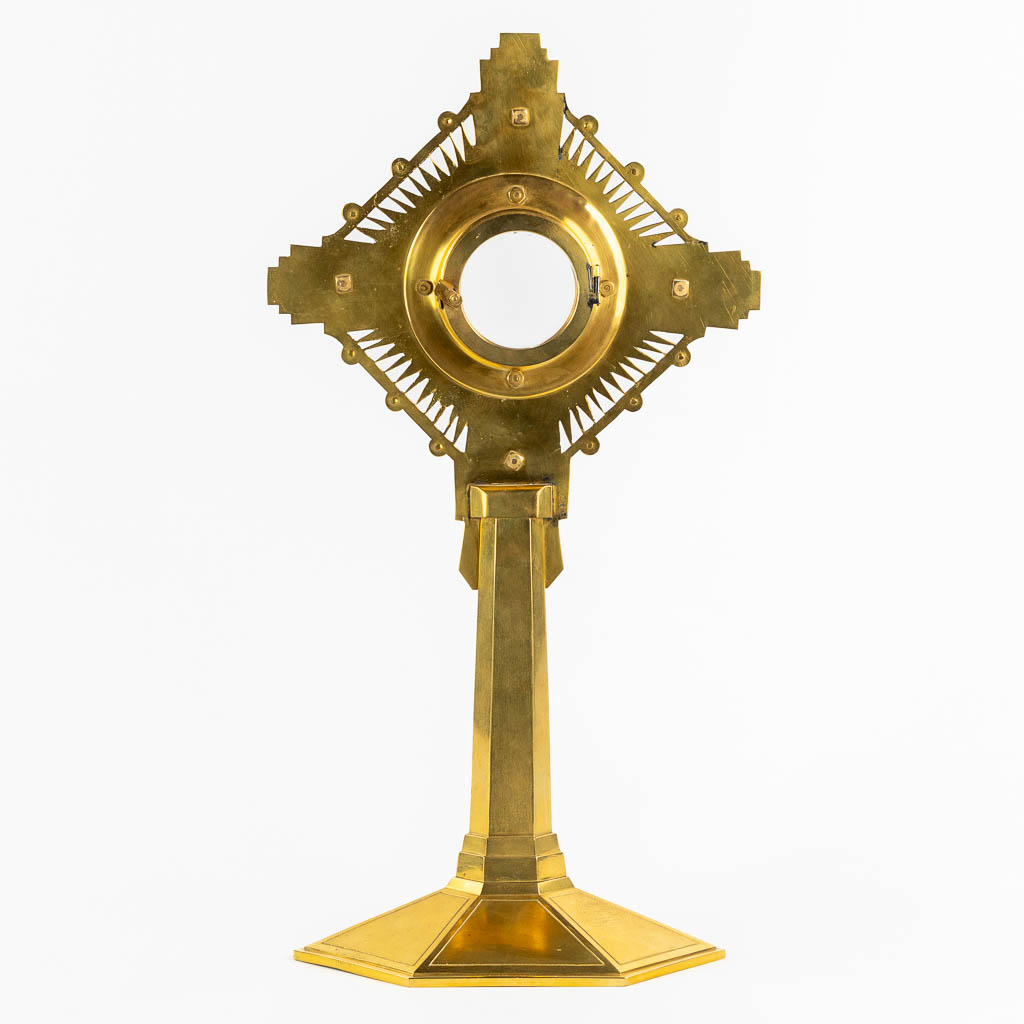 A gilt bronze monstrance, mounted with cabochons, 20th C. (W:26,5 x H:49 cm)