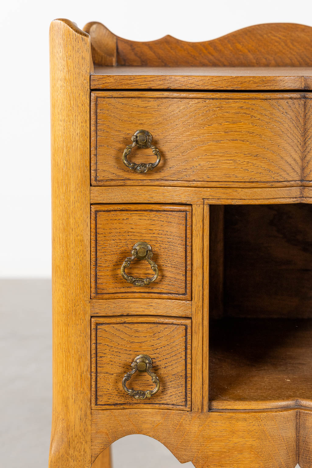 A decorative pair of oak nightstands or side tables. (L:34 x W:45 x H:80 cm)