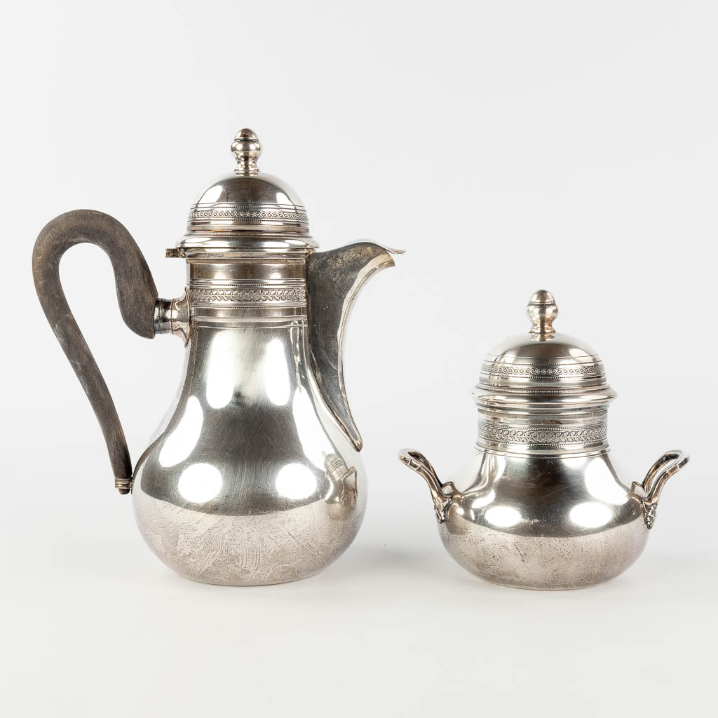 A solid silver tea- and sugar pot, marked 800. 1,222 kg. (L: 12,5 x W: 21 x H: 26 cm)