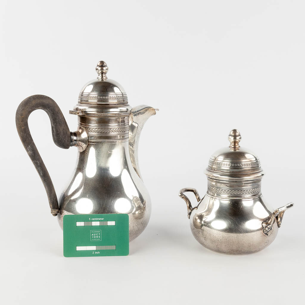 A solid silver tea- and sugar pot, marked 800. 1,222 kg. (L: 12,5 x W: 21 x H: 26 cm)