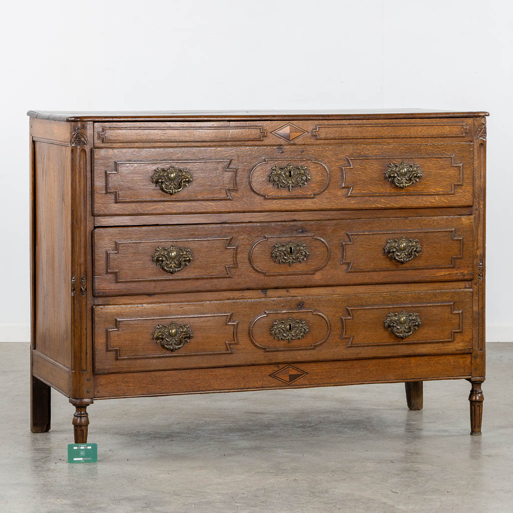 Een commode met 3 lades in Lodewijk XVI. 18de eeuw. (L:55 x W:132 x H:99 cm)