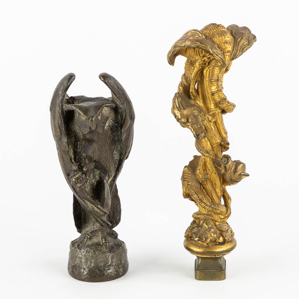 Twee bronzen stempels, Heraldiek en afgewerkt met twee draken en een uil. (H:10 cm)