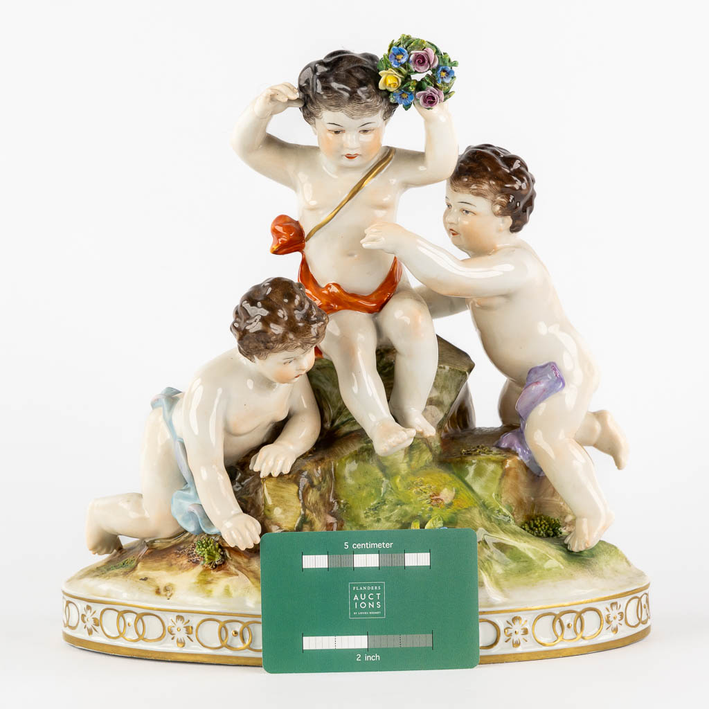 Volkstedt, Rudolstadt, een polychroom porseleinen groep met putti. (L:12,5 x W:23,5 x H:24 cm)