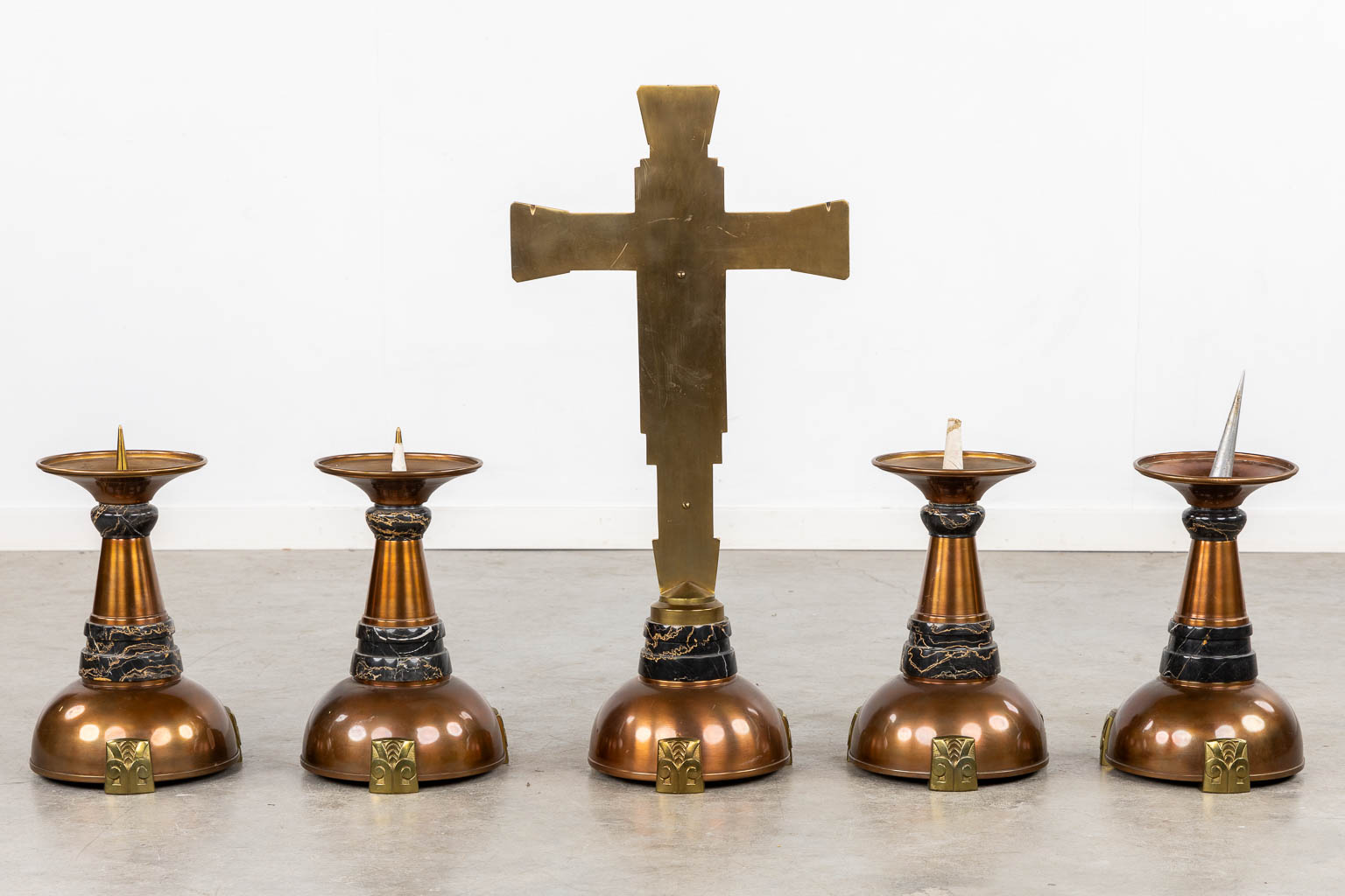 An altar crucifix with 8 matching candelabra, marble and copper. (W:38 x H:79 cm)