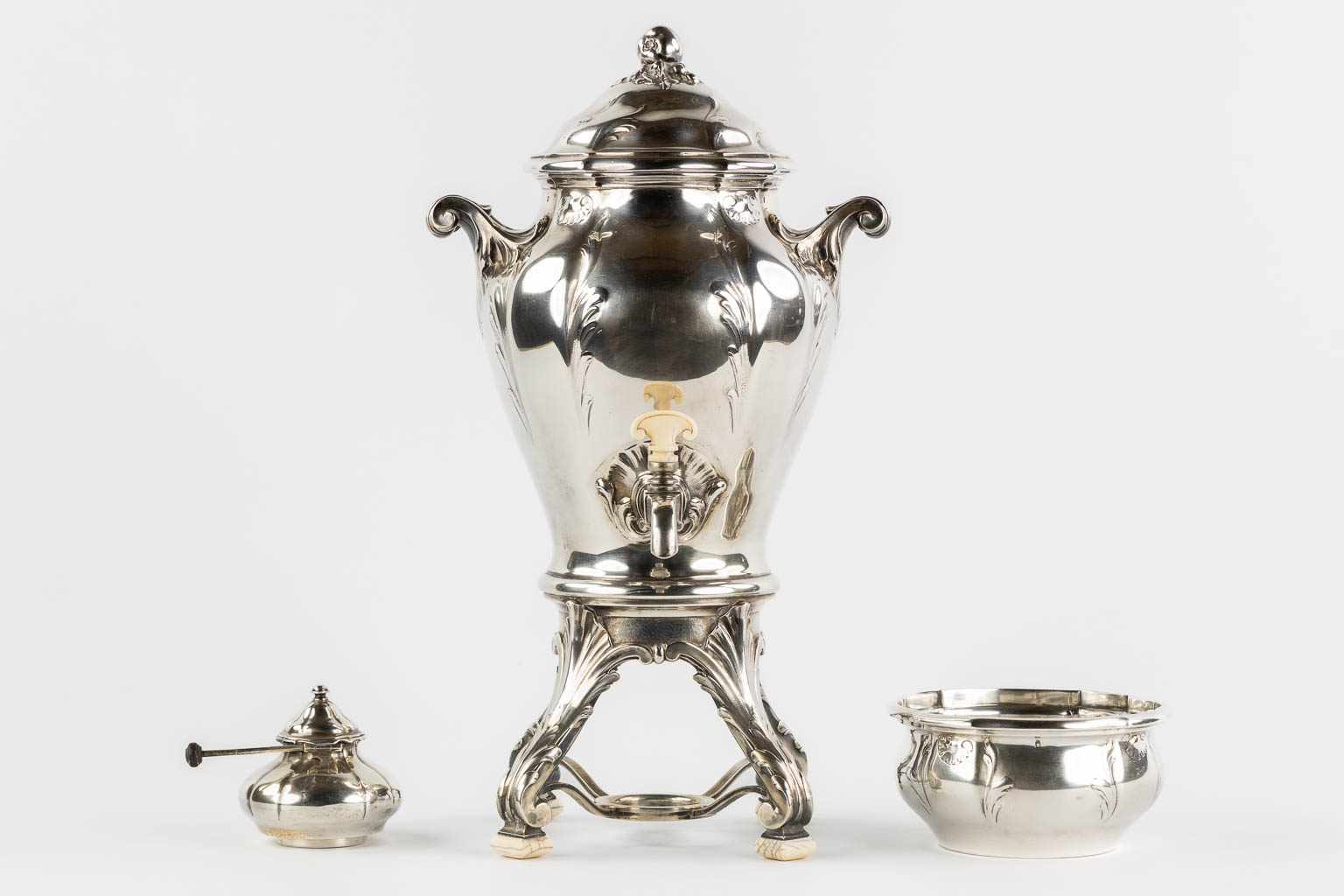 Boucheron Paris, een uitzonderlijk zilver koffie- en theeservies met samovar. 950/1000. 9,289 kg. (L:49 x W:69,5 x H:37 cm)