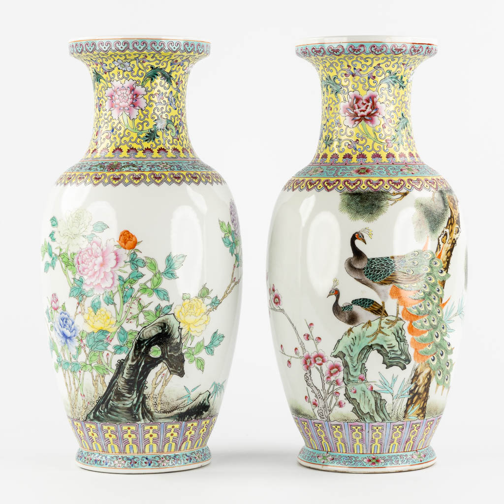 Two Chinese vases with a double peacock and floral decor. (H:45 x D:19 cm)