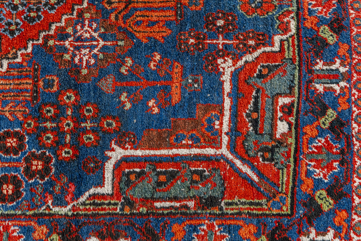 A large Oriental hand-made carpet, Djoshgan, Tabriz. (L:432 x W:326 cm)