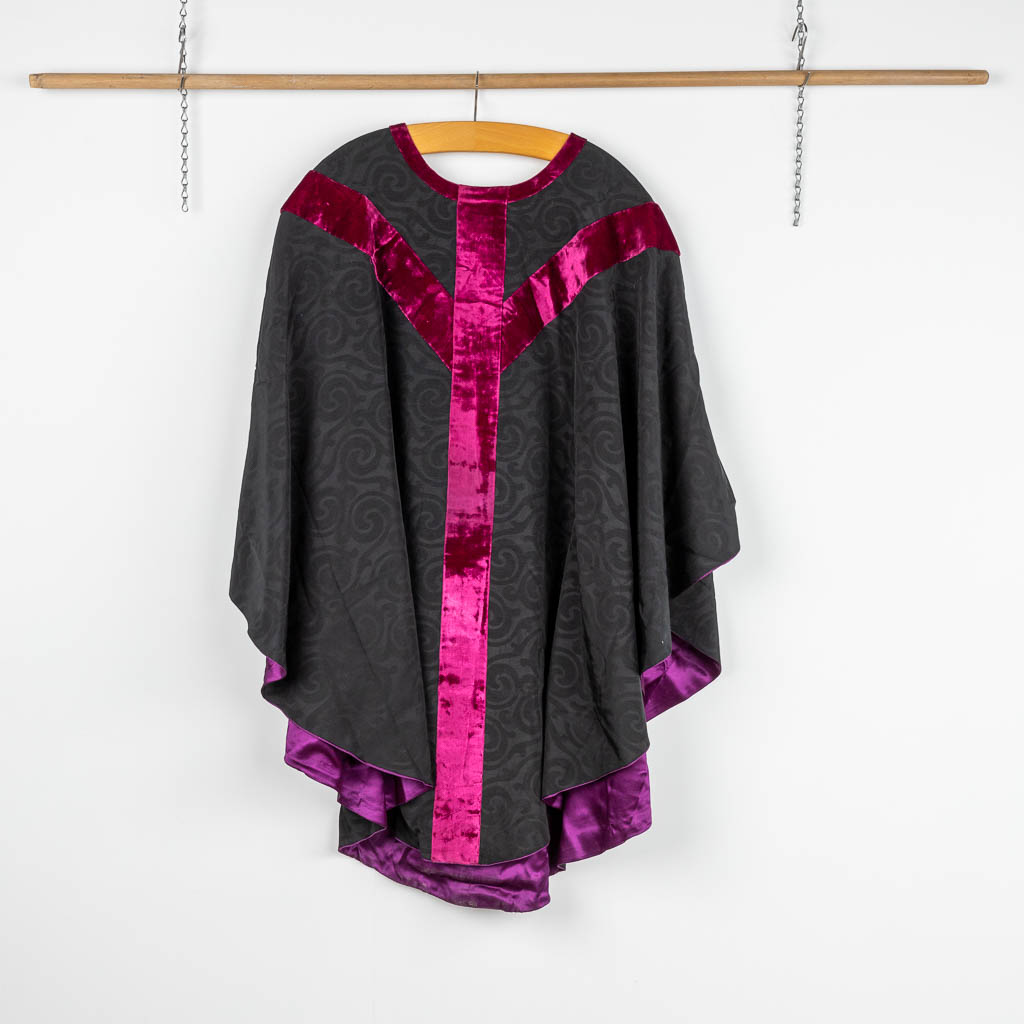 A set of 4 modern Chasubles, a Humeral Veil, Stola, Brusa and Chalice Veils. 