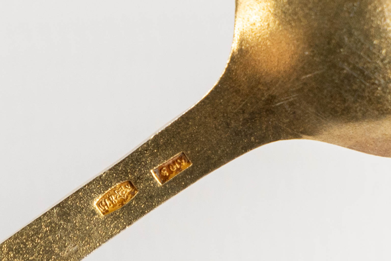 A collection of silver spoons and enamelled silver-plated glass holders, Russia. (H:11,5 cm)