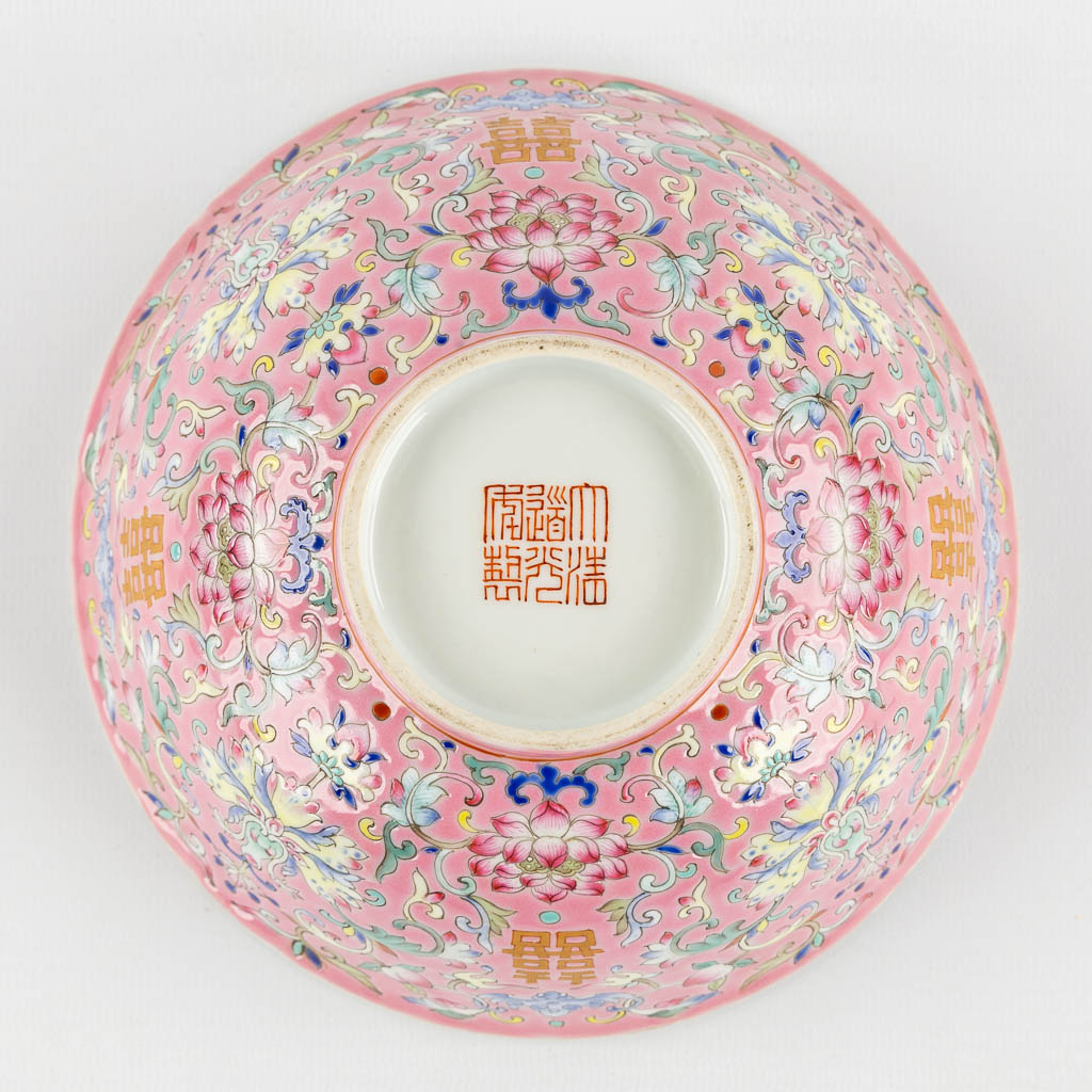 A Chinese Famille Rose bowl decorated with peaches, Daoguang mark. (H:6 x D:16,5 cm)