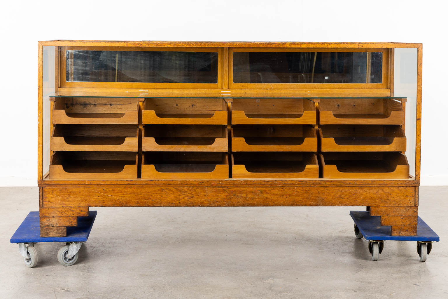 Dudley & Co, Ltd, An antique English shop display cabinet, shop counter, Showcase. Wood and glass. (L:58 x W:179 x H:91 cm)